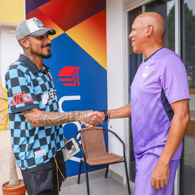 Paolo Guerrero con Roberto Mosquera hoy. (Foto: Universidad César Vallejo).