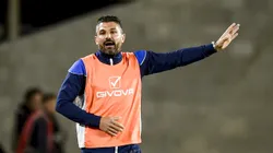 BUENOS AIRES, ARGENTINA - SEPTEMBER 24: Javier Gandolfi coach of Talleres gives instructions to his team players during a match between River Plate and Talleres as part of Liga Profesional 2022 at at Estadio Mas Monumental Antonio Vespucio Liberti on September 24, 2022 in Buenos Aires, Argentina. (Photo by Marcelo Endelli/Getty Images)