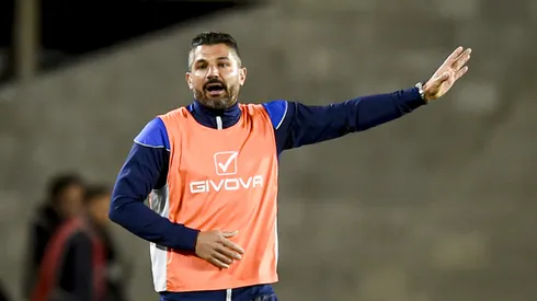 BUENOS AIRES, ARGENTINA – SEPTEMBER 24: Javier Gandolfi coach of Talleres gives instructions to his team players during a match between River Plate and Talleres as part of Liga Profesional 2022 at at Estadio Mas Monumental Antonio Vespucio Liberti on September 24, 2022 in Buenos Aires, Argentina. (Photo by Marcelo Endelli/Getty Images)