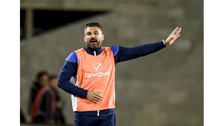 BUENOS AIRES, ARGENTINA - SEPTEMBER 24: Javier Gandolfi coach of Talleres gives instructions to his team players during a match between River Plate and Talleres as part of Liga Profesional 2022 at at Estadio Mas Monumental Antonio Vespucio Liberti on September 24, 2022 in Buenos Aires, Argentina. (Photo by Marcelo Endelli/Getty Images)