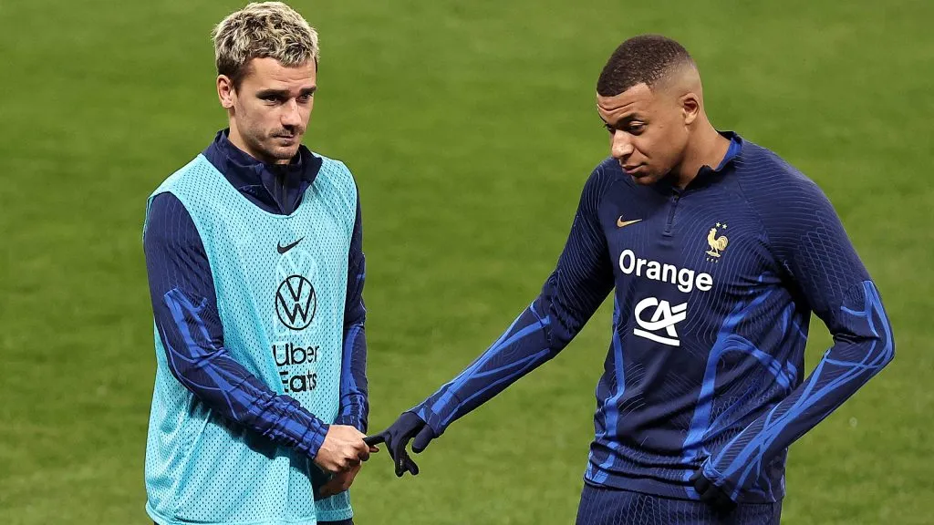 Antoine Griezmann y Kylian Mbappé, son los dos jugadores que la Selección de Francia quiere tener para los Juegos Olímpicos de París 2024. Getty Images.