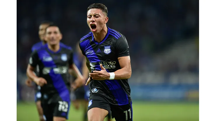 BELO HORIZONTE, BRAZIL - MAY 07: Joao Rojas of Emelec celebrates the first goal of his team scored by an own goal of Fábio (not in frame) during the match between Cruzeiro and Emelec as part of Copa CONMEBOL Libertadores 2019 at Mineirao Stadium on May 8, 2019 in Belo Horizonte, Brazil. (Photo by Juliana Flister/Getty Images)