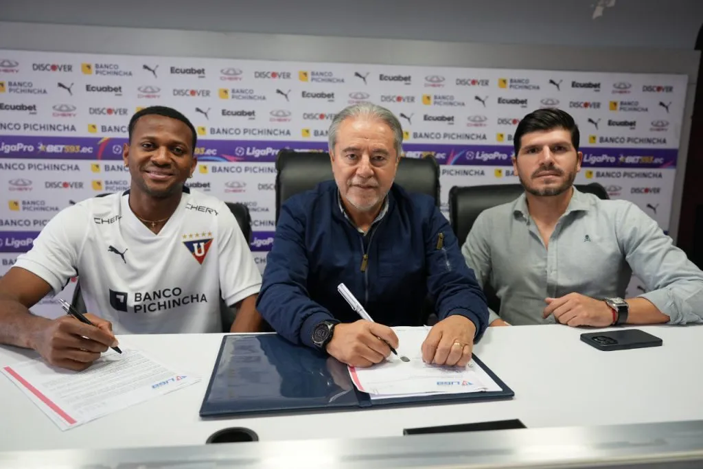 Michael Estrada firmó su contrato con Emelec hasta 2026. (Foto: @LDU_Oficial)