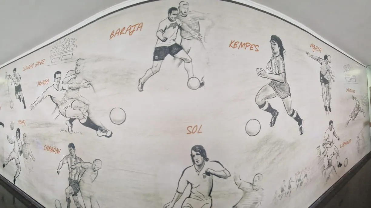 El mural con ídolos de Valencia que destaca a Kempes y al Piojo López en el pasillo principal de la residencia de juveniles. (Foto: Bolavip)