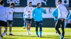 Rubén Bajara fue el técnico que apostó por los pibes para salvar al Valencia del descenso. Así nació La Quinta del Pipo.