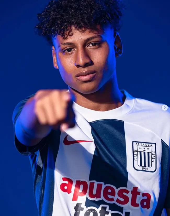Adriano Neciosup posando con la camiseta de Alianza Lima. (Foto: Alianza Lima).
