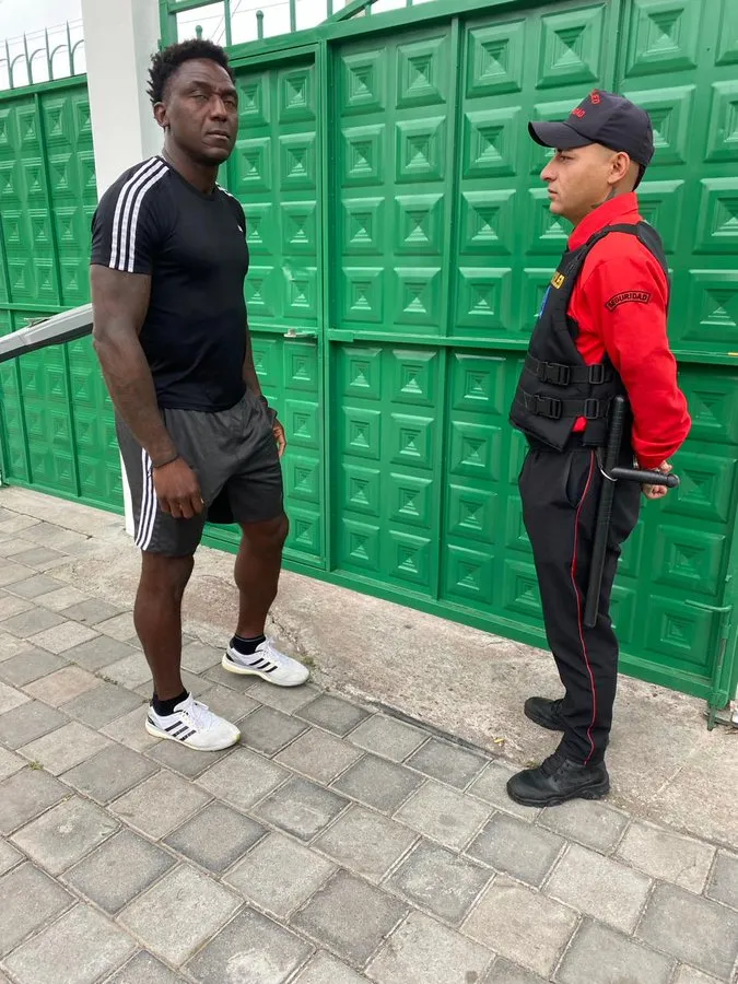 Con esta fotografía se reveló que la ‘Tuka’ no pudo entrar al complejo deportivo de Aucas. (Foto: @pep_mera)