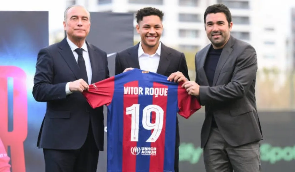 Deco en la presentación de Vitor Roque por Barcelona: Getty Images