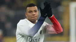 Kylian Mbappé se señaló el corazón cuando la afición del PSG le pidió por su permanencia. Getty Images.