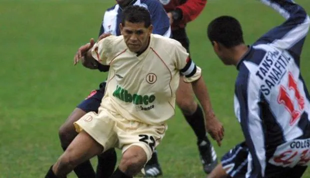 El Puma Carranza jugando un clásico. (Foto: Twitter).