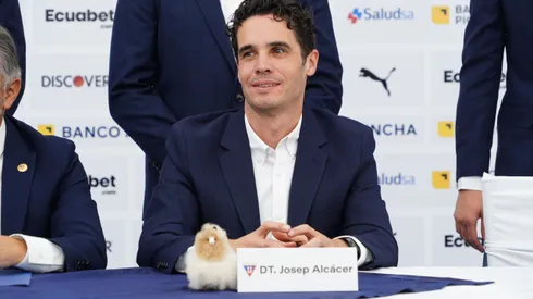 Quito 12 de enero 2024. Liga Deportiva Universitaria presenta a su nuevo cuerpo técnico y a su DT Josep Alcácer. API / DANIEL MOLINEROS