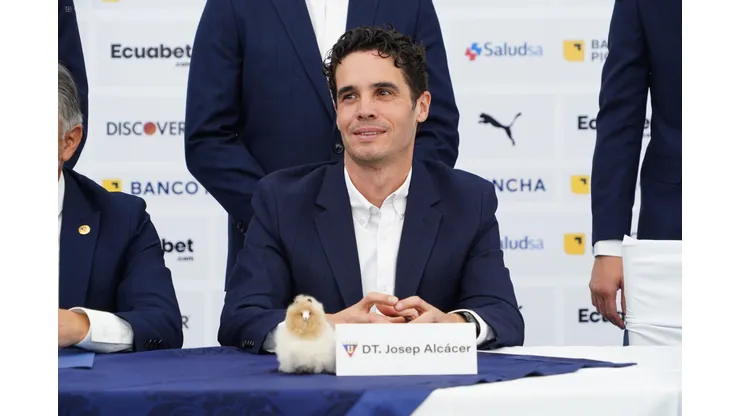 Quito 12 de enero 2024. Liga Deportiva Universitaria presenta a su nuevo cuerpo técnico y a su DT Josep Alcácer. API / DANIEL MOLINEROS