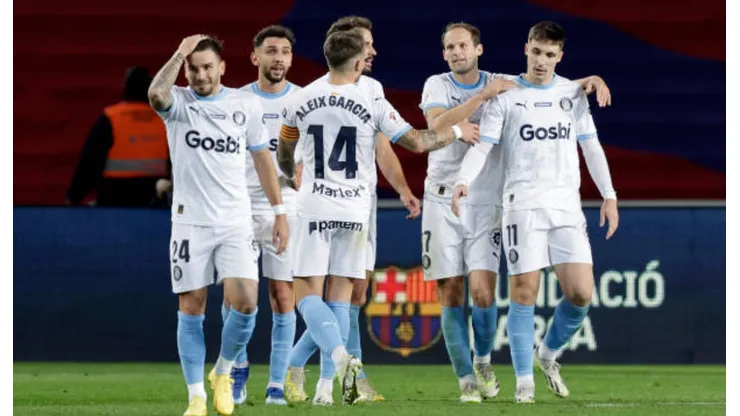 Los jugadores del Girona festejan su triunfo en Barcelona por 2-4.