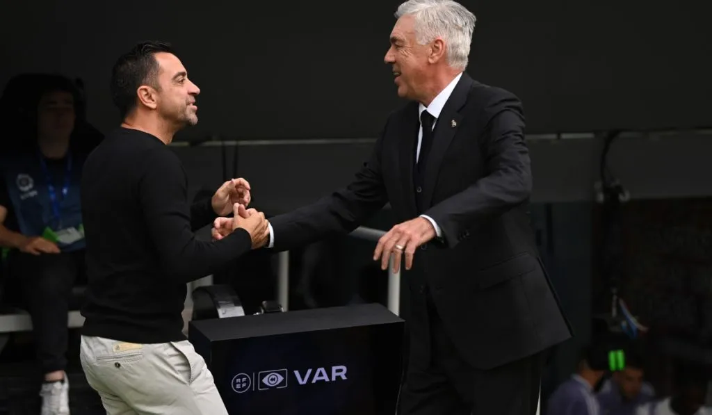 Ancelotti y Xavi en la previa de un Real Madrid vs. Barcelona: Getty Images