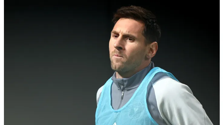 Lionel Messi en el calentamiento previo a la derrota en Arabia.