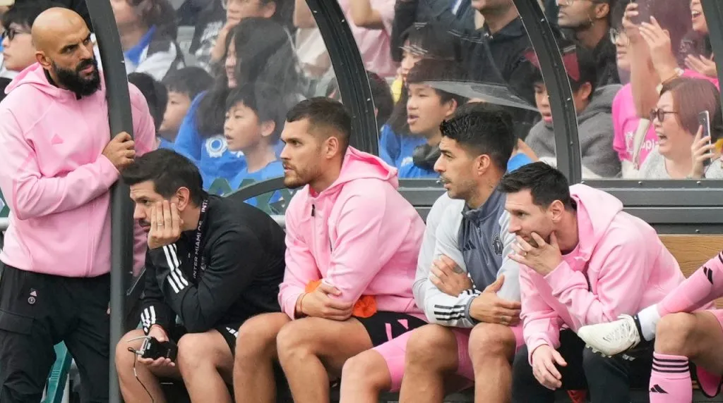 Lionel Messi (der.) no jugó en el amistoso en Hong Kong. (Foto: Getty Images)