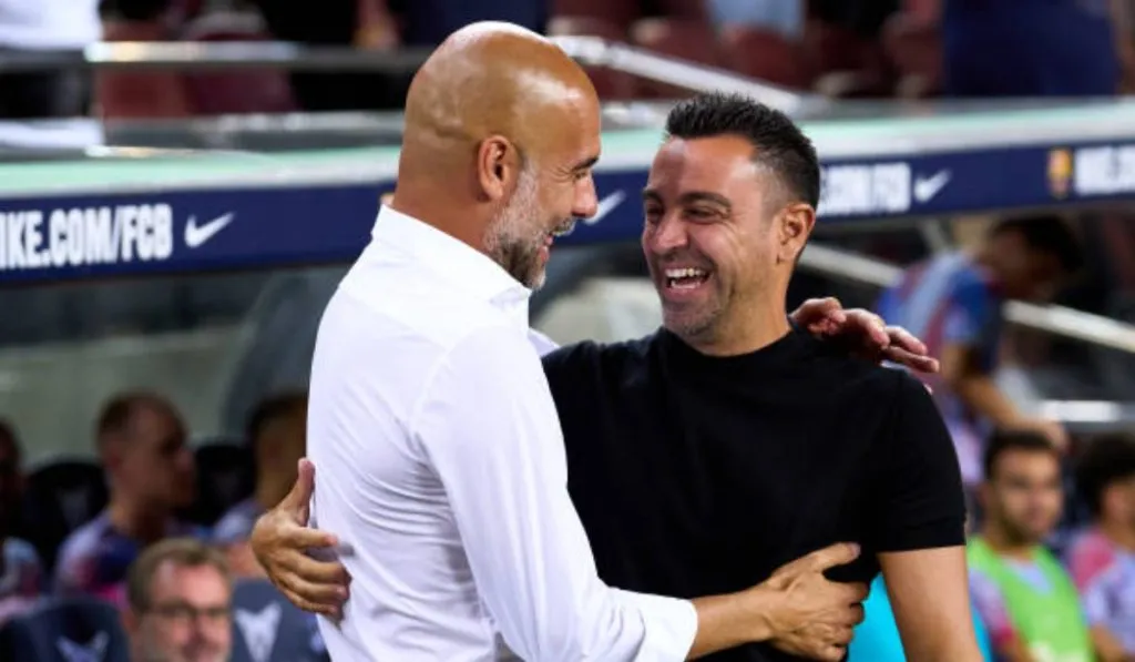 Pep Guardiola y Xavi Hernández durante un amistoso Manchester City vs. Barcelona: Getty Images