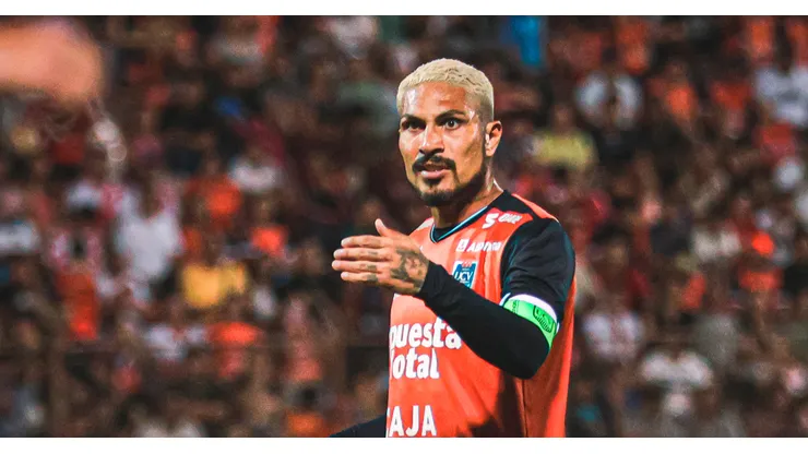 Paolo Guerrero jugando para César Vallejo.