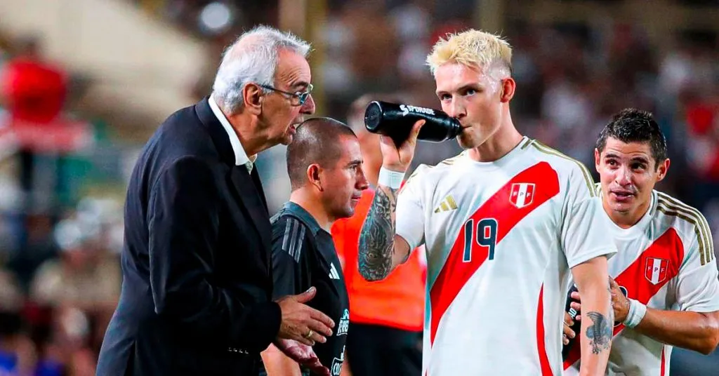 Jorge Fossati y Oliver Sonne de Perú. (Foto: Selección de Perú Prensa)