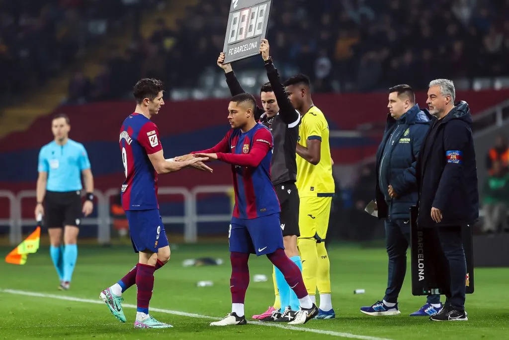 Vitor Roque ingresaría en lugar de Robert Lewandowski.