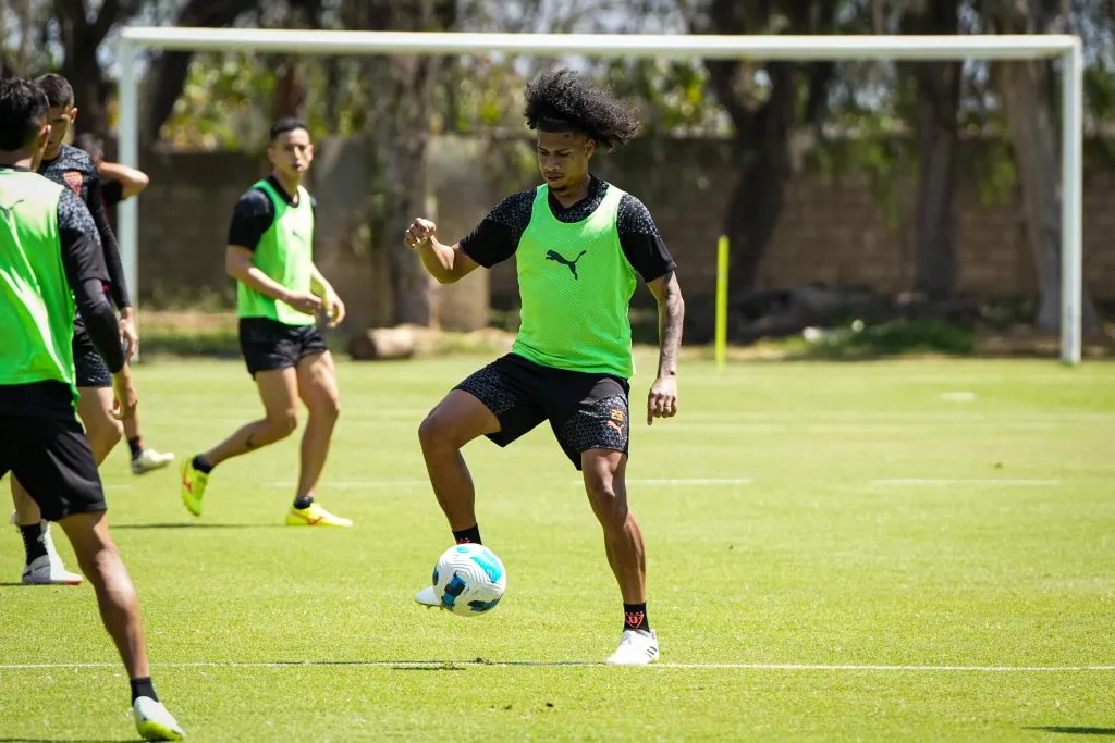 Marco Angulo ha venido entrenando con normalidad en Liga de Quito. (Foto: @LDU_Oficial)