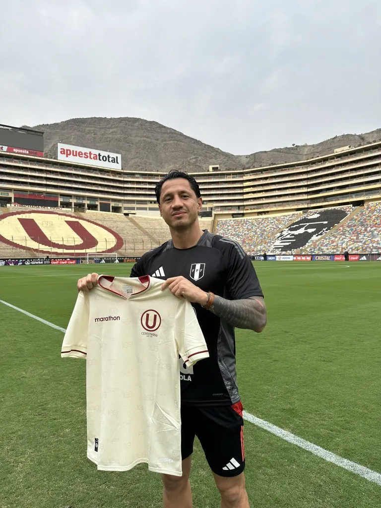 Gianluca Lapadula posando con la camiseta de Universitario. (Foto: Universitario).