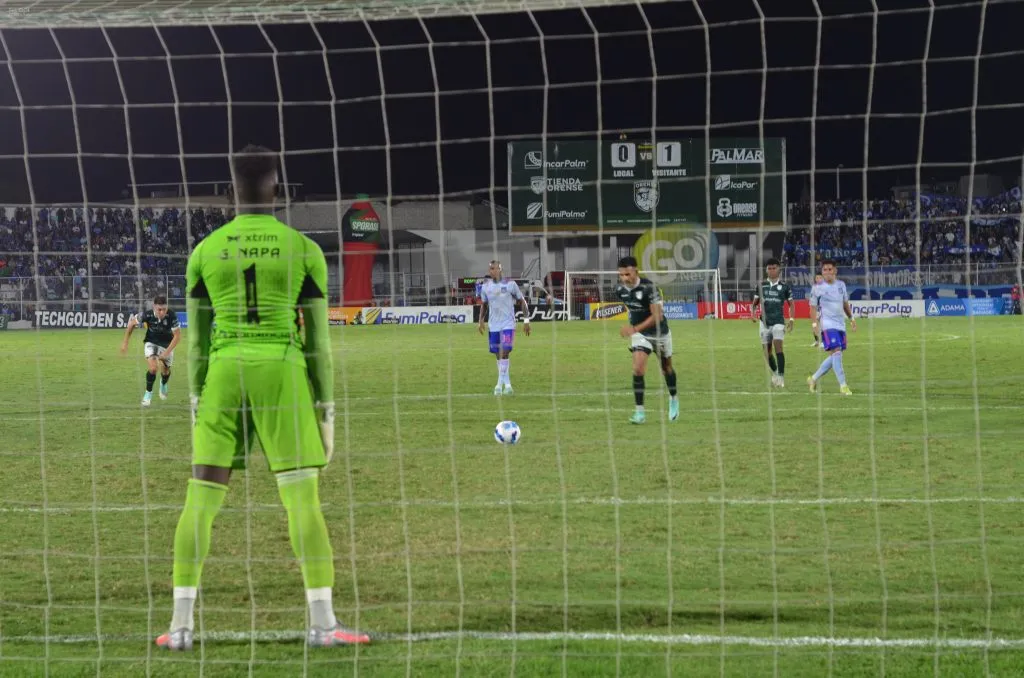 Napa no pudo detener el penal en el último minuto. (Foto: API)