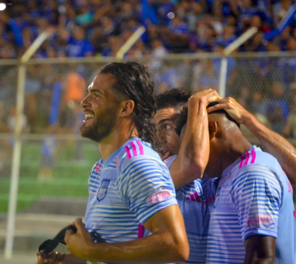 Facundo Castelli terminó el partido con una tarjeta amarilla. (Foto: API)