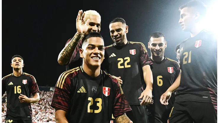 Selección Peruana y sus asistidores