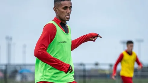 Fidel Martínez marca con lujo su primer gol con El Nacional