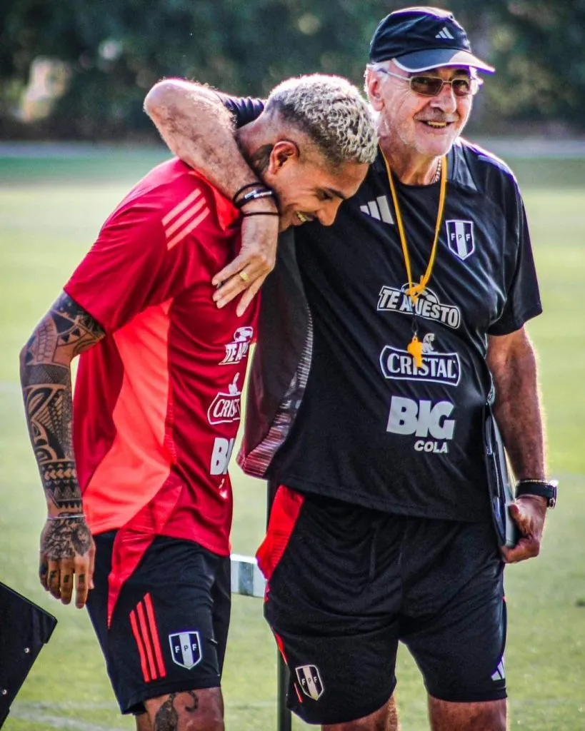Jorge Fossati muy cercano a Paolo Guerrero. (Foto: FPF).