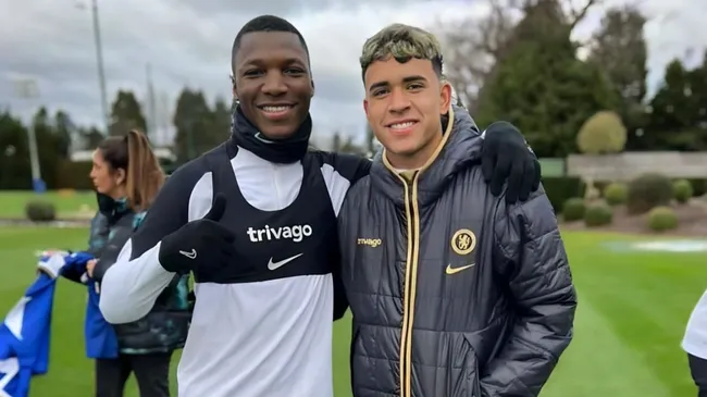 Kendry Páez y Moisés Caicedo entrenando con el Chelsea. Foto: Chelsea.
