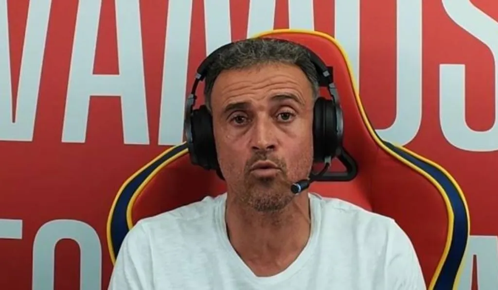 Luis Enrique durante sus directos de Twitch en Qatar: TW