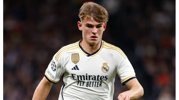 Nico Paz en uno de sus encuentros con Real Madrid.