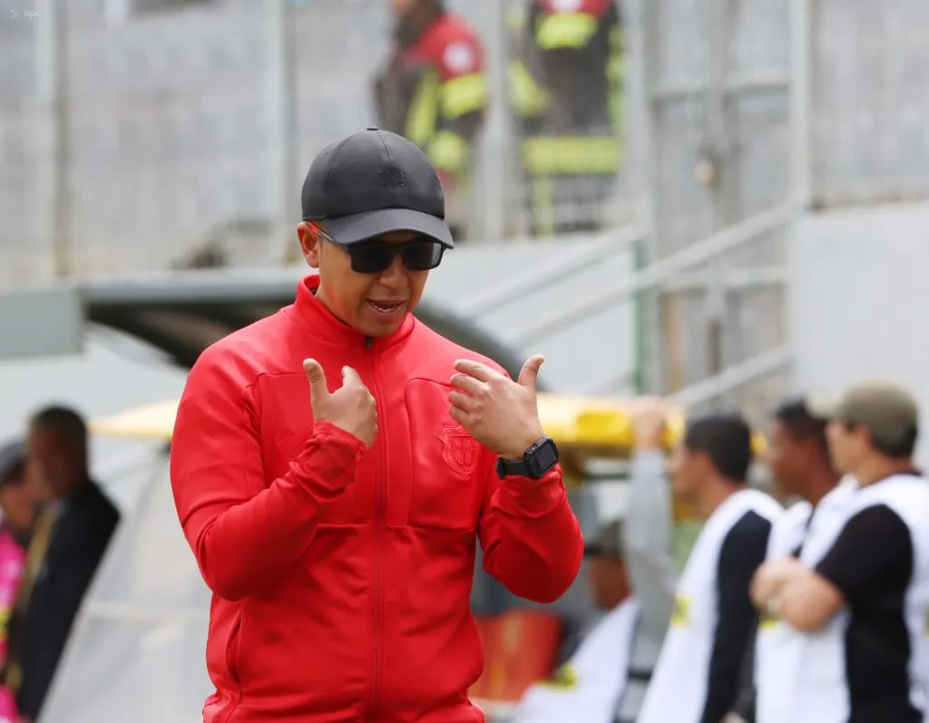 Buch sería despedido si no consigue buenos resultados con Técnico Universitario. (Foto: API)