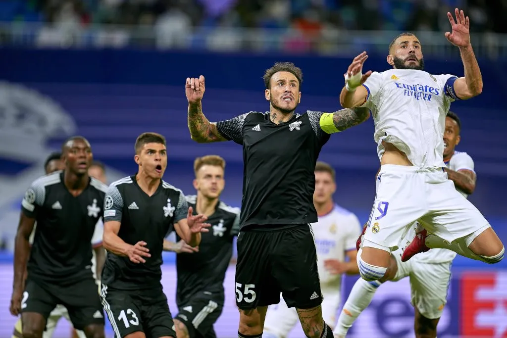 Gustavo Dulanto contra Karim Benzema. (Foto: IMAGO).