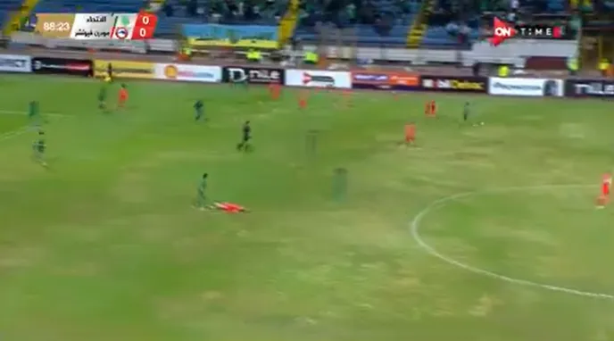 El momento que Ahmed Refaat quedó tendido en el césped del  Alexandria Stadium.