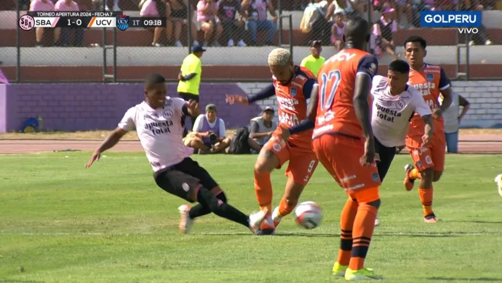 El momento donde Paolo Guerrero recibió la patada. (Foto: GOLPERU).