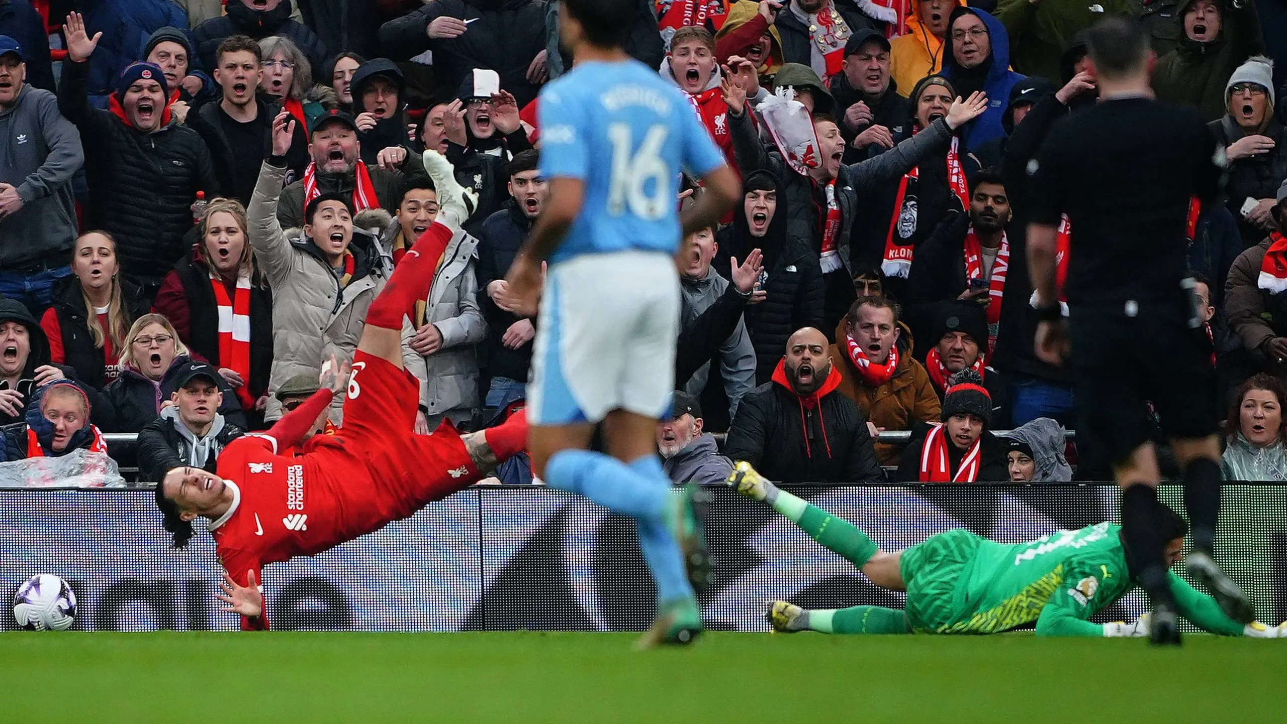 El momento del choque entre Darwin Núñez y Ederson.