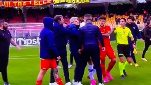 Roberto D'Aversa, entrenador del Lecce, agredió a un futbolista del Hellas Verona.