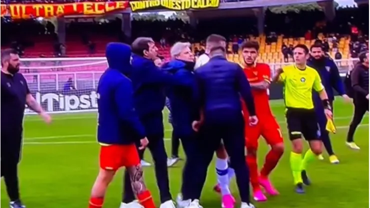 Roberto D'Aversa, entrenador del Lecce, agredió a un futbolista del Hellas Verona.