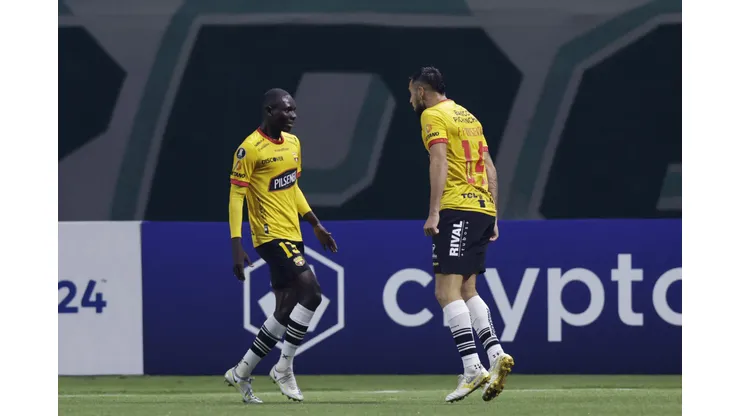 SAO PAULO, BRAZIL - JUNE 07: Francisco Fydriszewski of Barcelona SC celebrates with teammates after scoring the team's first goal during a match between Palmeiras and Barcelona SC as part of Copa CONMEBOL Libertadores 2023 at Allianz Parque on June 07, 2023 in Sao Paulo, Brazil. (Photo by Alexandre Schneider/Getty Images)
