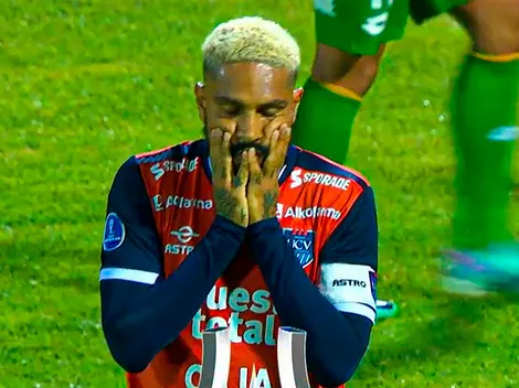 Guerrero no lo puede creer luego de fallar este golazo | VIDEO