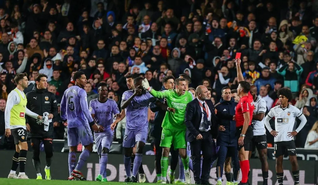 Momento de la expulsión de Bellingham en Valencia: IMAGO