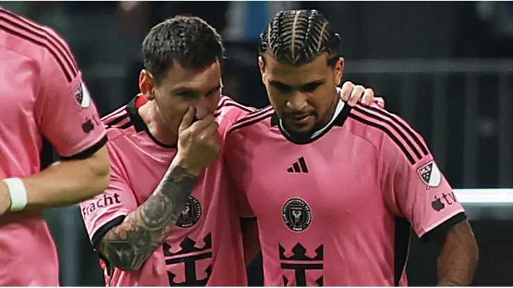 Lionel Messi y DeAndre Yedlin.