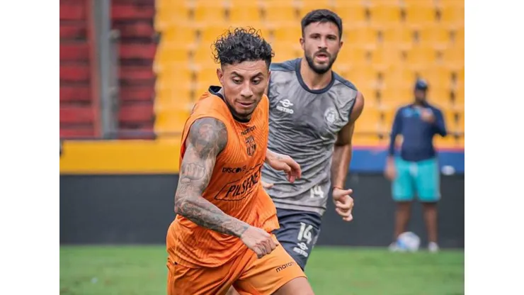 Joao Rojas marca su primer gol con Barcelona