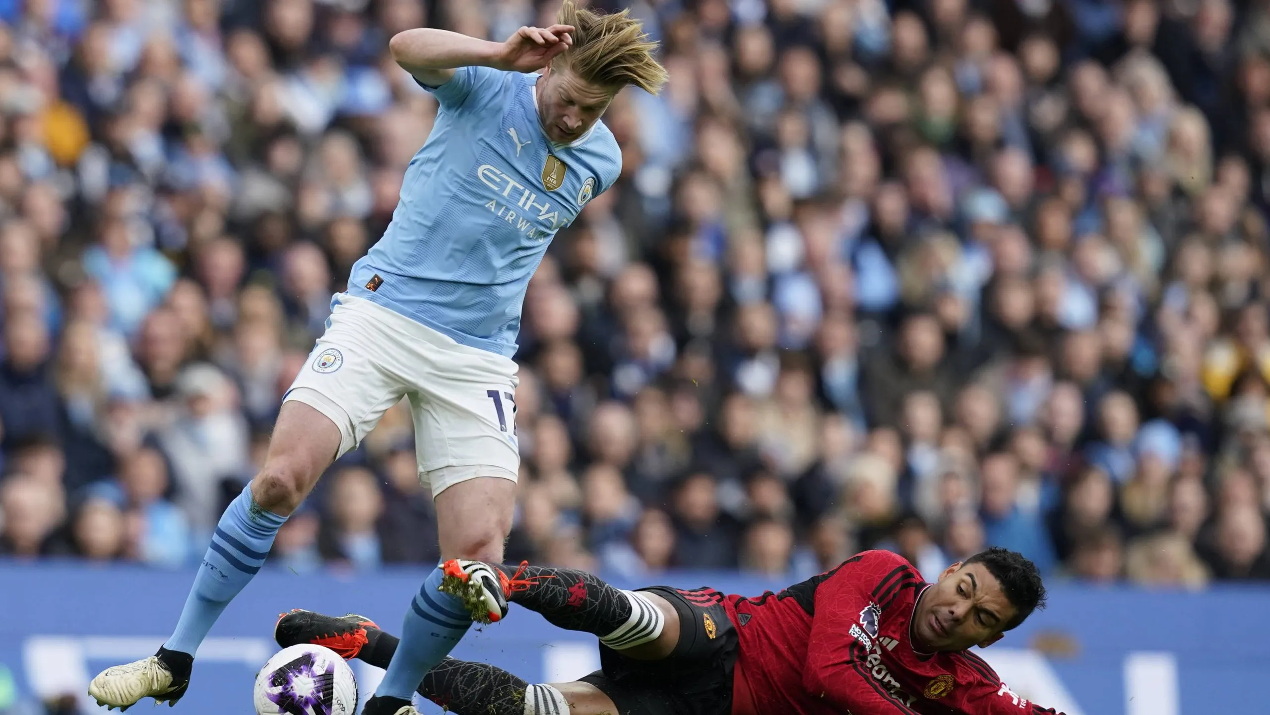 Casemiro contra Kevin De Bruyne en el último Manchester City vs. Manchester United.