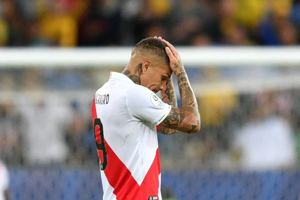 Paolo Guerrero lamentándose en la Selección Peruana. (Foto: IMAGO).