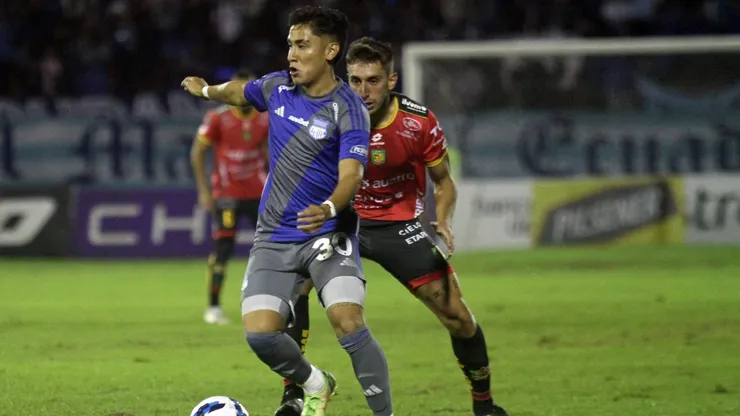 El futbolista salió con un importante golpe en su tobillo