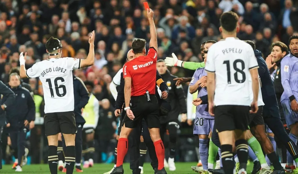 Momento donde Gil Manzano expulsa a Bellingham: IMAGO